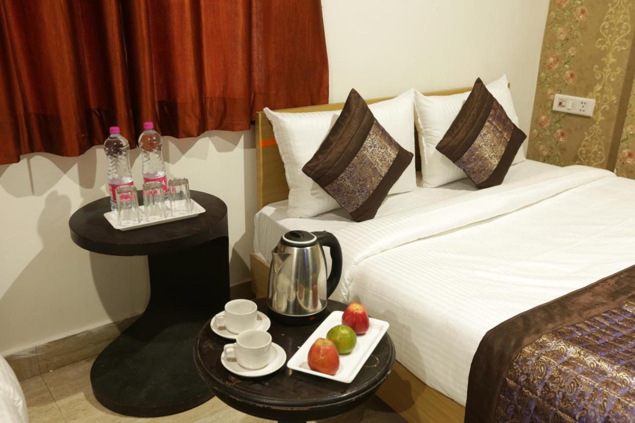 Green Plaza At Airport Hotel Ню Делхи Екстериор снимка